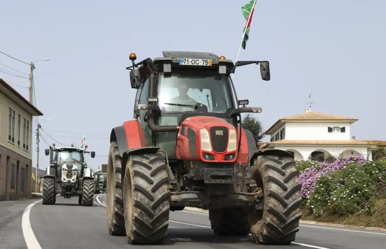Manifestantes em cima de tratores pelas ruas da cidade de Aveiro.